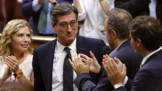 El portavoz de Ciudadanos Ignacio Prendes es aplaudido por Rivera y Girauta en el Congreso