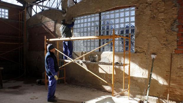 Un oficial y diez peones de albañilería trabajan en las obras de rehabilitación del antiguo gimnasio de San Lázaro, con un presupuesto de 99.000 euros