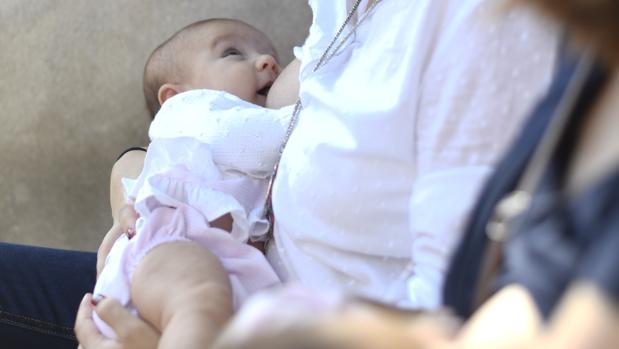 Una mujer amamanta a su bebé