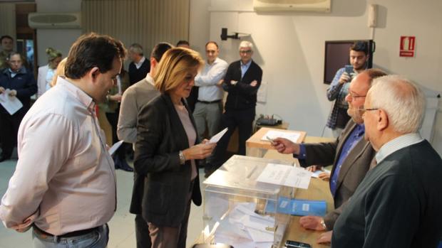 Cospedal, este viernes en Albacete, ejerciendo su derecho al voto en la sede del PP
