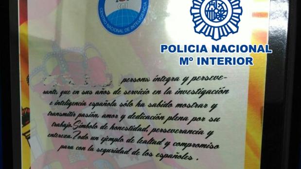 Placa de agradecimiento al donante intoxicado por el falso agente del CNI