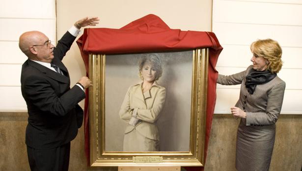 Esperanza Aguirre asiste al acto de presentación de su retrato en el Senado