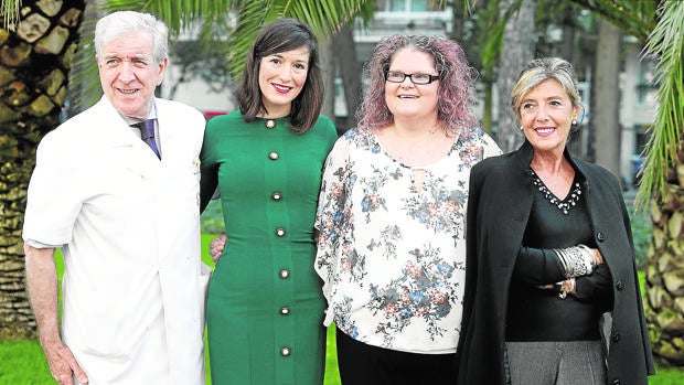 El doctor Barri, junto a Victoria Anna, Louise Brown y Anna Veiga