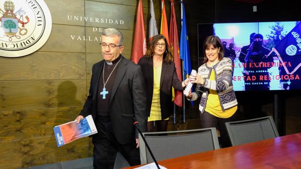 El obispo auxiliar de Valladolid, Luis Argüello, junto a Raquel Martín y Felicidad Viejo
