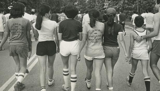 Corredoras en el primer maratón de Madrid, con camisetas reivindicativas de una Facultad de Educación Física