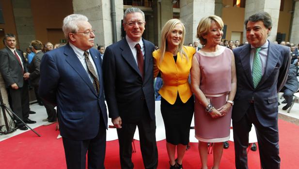 La presidenta Cifuentes, junto a los cuatro ex presidentes regionales: de izq. a derecha, Joaquín Leguina, Alberto Ruiz-Gallardón, Esperanza Aguirre e Ignacio González