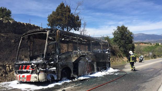 Los bomberos sofocan las llamas del autobús donde iba un coro hacia San Lorenzo de El Escorial