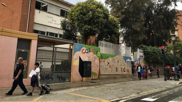 Escolares y padres a la salida de un colegio en Valencia