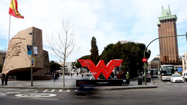 Estatua con el símbolo de Wonder Woman en la plaza de Colón