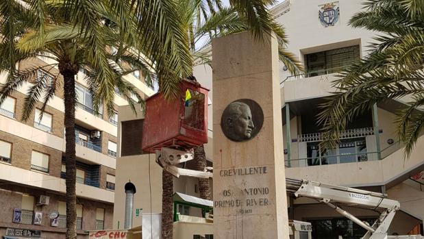Monolito dedicado a Primo de Rivera en el Paseo Fontenay de Crevillent