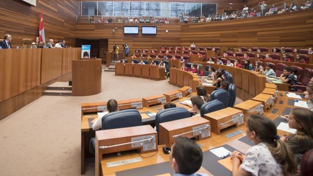 El hemiciclo de las Cortes de Castilla y León celebra un pleno infantil sobre acoso escolar
