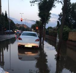 Un vehículo en la avenida de Barber
