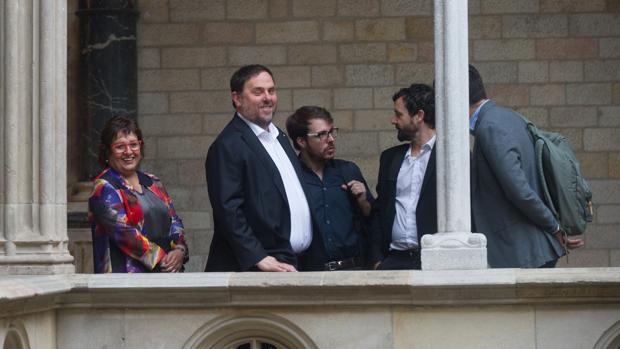 Mimebros del Gobierno de la Generalitat, instantes antes de la reunión de este viernes