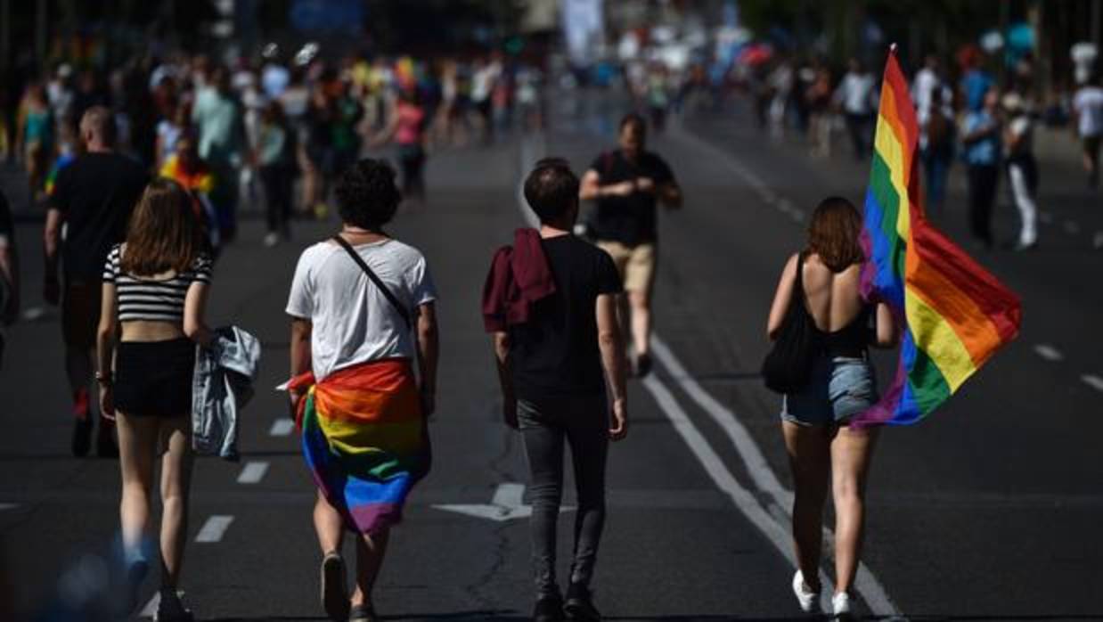 Miles de personas celebran el Orgullo en una Madrid blindada