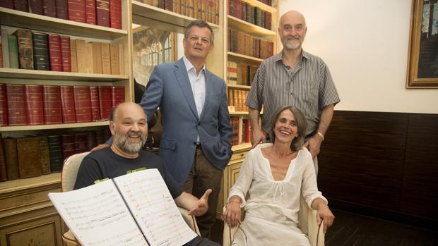 Pavarotti, junto a García Demestres y, de pie, a Aguilà (i) y Boada (d)