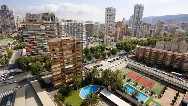 Piscinas en una urbanización de Benidorm