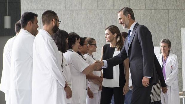 Los Reyes saludan al personal médico durante su visita a los heridos del atentado de Cataluña