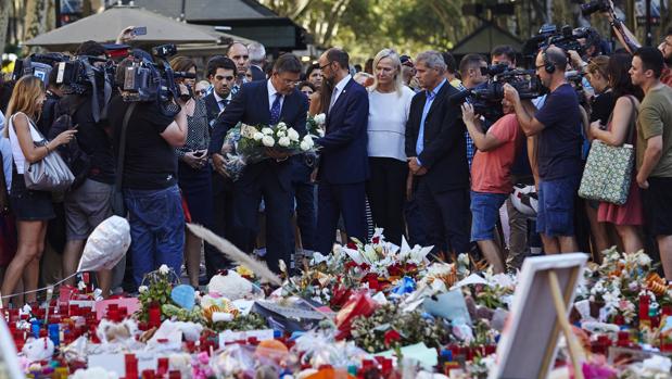 El miistro de Justicia (centro de la imagen) ha asistido a la conclusión de la séptima etapa de la Vuelta Ciclista