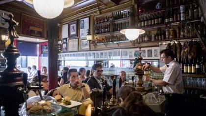 Ruta por las barras m&aacute;s castizas: verm&uacute;, ca&ntilde;as y las mejores tapas