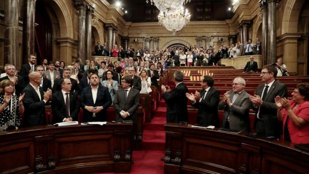 Los diputados independentistas, ayer tras la aprobación de la ley del referéndum