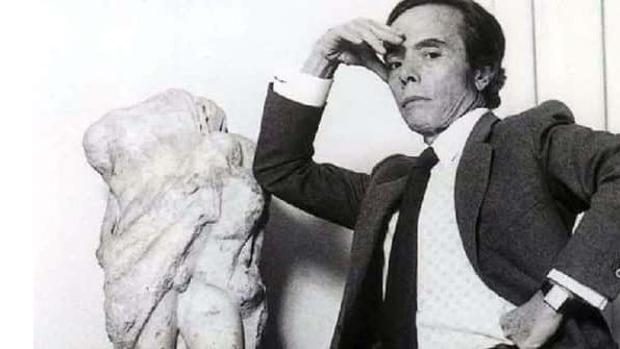 Manuel Pertegaz posando para una fotografía