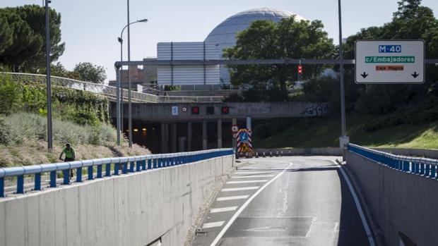 Entrada cerrada al tráfico del túnel de la avenida del Planetario