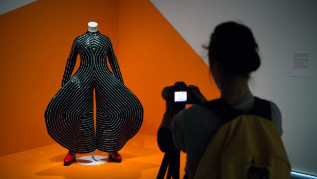 Un visitante fotografía uno de los trajes diseñados por Yamamoto para Bowie