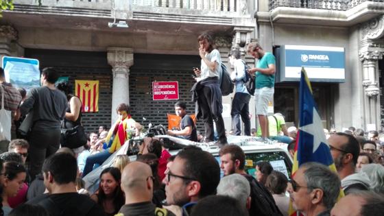 Algunos de los manifestantes se suben en los coches