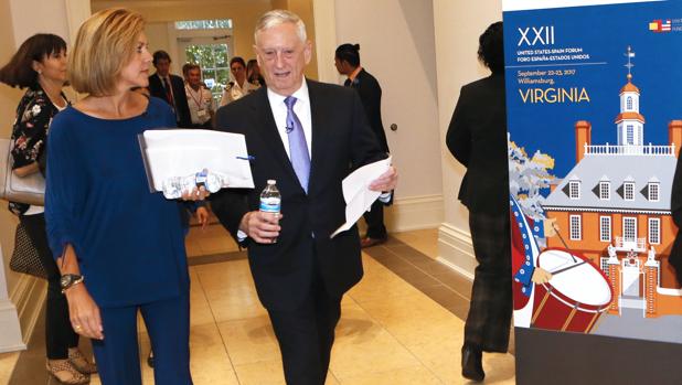 La ministra de Defensa, María Dolores de Cospedal, con el secretario de Estado de Defensa, James Mattis