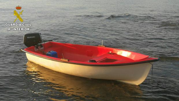 Imagen de la patera hallada en la costa de Santa Pola
