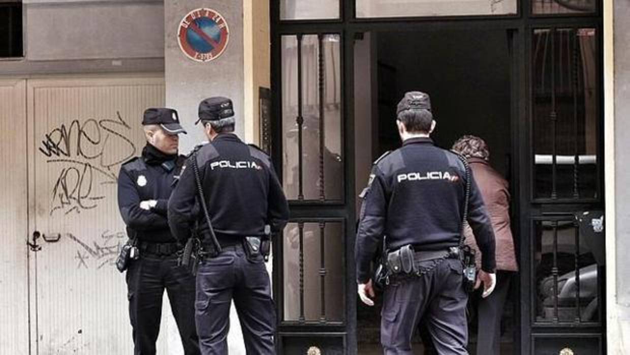 cuatro-encapuchados-asaltan-un-piso-y-maniatan-a-una-familia-en-la
