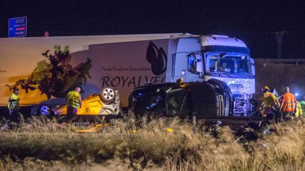 El camión y varios vehículos implicados en el accidente múltiple en que fallecieron cinco personas