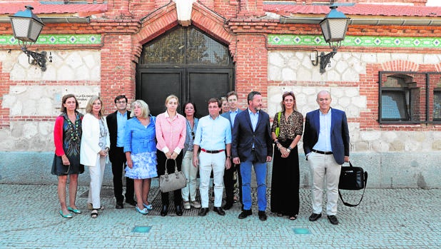 Martínez-Almeida, junto a algunos de los concejales del PP en Matadero