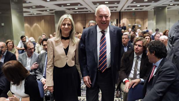 García-Margall y la presidenta del Club de Encuentro Manuel Broseta, Amparo Maties, a su llegada al acto