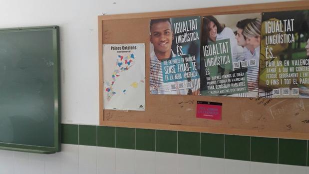 Panel junto a la pizarra con el mapa y los carteles ahora ya retirados