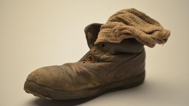 Una bota infantil, con un calcetín, de la exposición «Auschwitz. No hace mucho. No muy lejos»