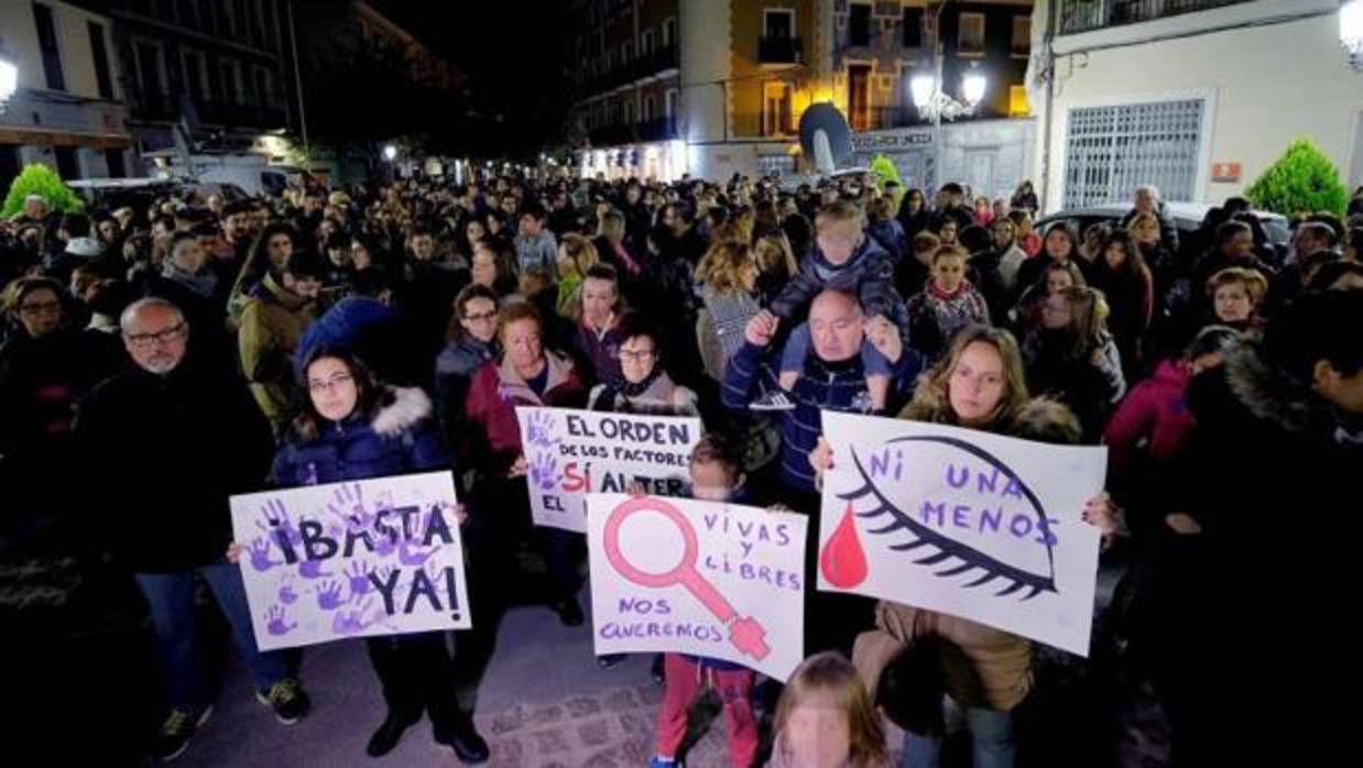 Una multitud de 1.500 personas se manifiesta en Elda en repulsa por la  muerte a tiros de una mujer