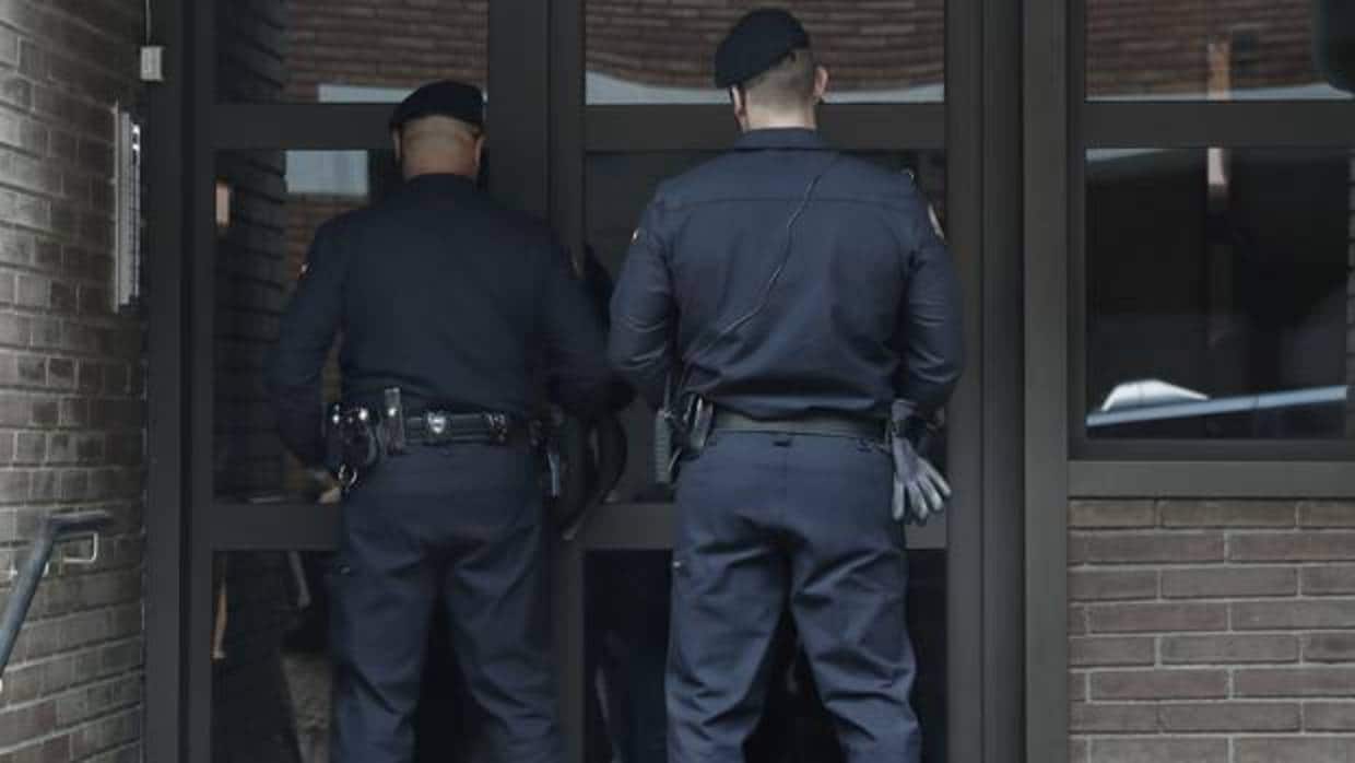 Tres guardias denuncian un gimnasio Barcelona por vetarles la entrada