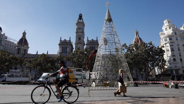 Imagen del árbol de Navidad de la Plaza del Ayuntamiento tomada este jueves