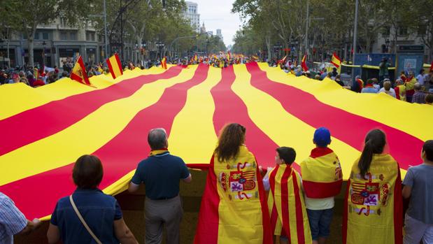 Participantes despliegan una senyera durante una manifestación convocada por Societat Catalana