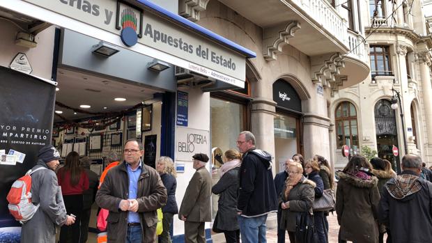 Imagen de una cola ante una administración de lotería de Valencia
