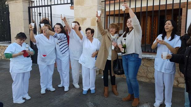 Trabajadoras de la residencia de Campo de Criptana celebran el premio