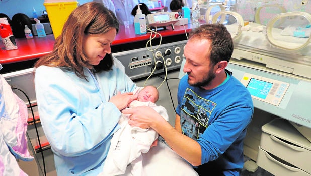Aura, el primer bebé en nacer en la región en 2018, junto a sus padres en Valladolid
