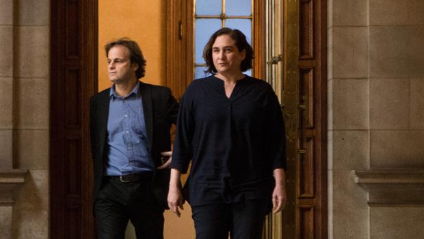 La alcaldesa de Barcelona acompañada por el edil Jaume Asens