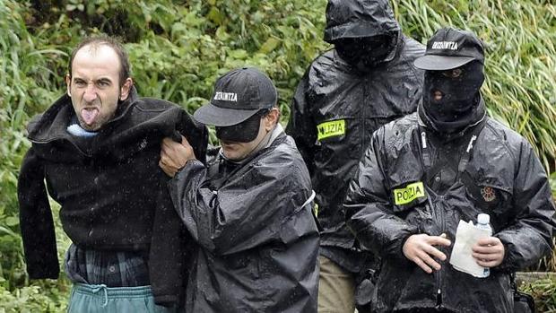 Ibon Iparragirre, custodiado por agentes en Ondarroa en enero de 2010