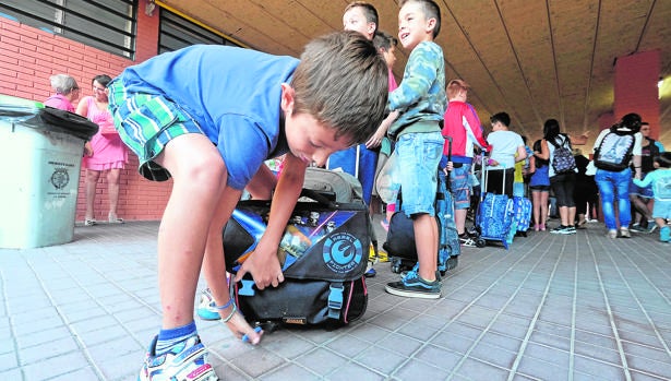 El director del colegio «Infanta Cristina» de El Provencio, Ricardo Sánchez, confía en que con el buen tiempo todos los alumnos eviten el coche para ir al colegio