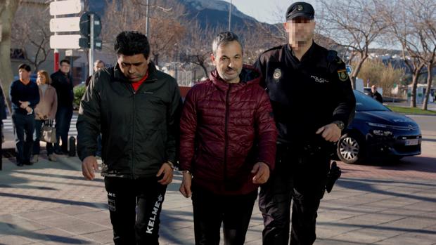 Imagen de Luciano Marziano (c), presidente del Calpe CF, esposado junto a otro de los directivos detenidos por delito de organización criminal y favorecimiento de la inmigración ilegal