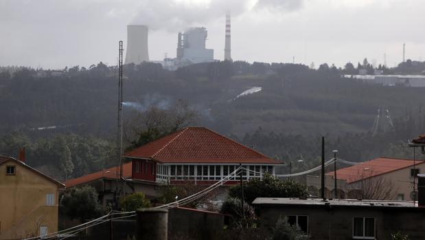 La central, propiedad de Gas Natural-Fenosa, vista desde el centro de Cerceda