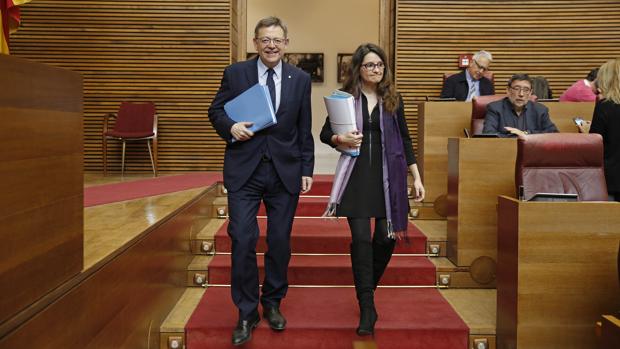 Imagen de Ximo Puig y Mónica Oltra tomada en las Cortes Valencianas