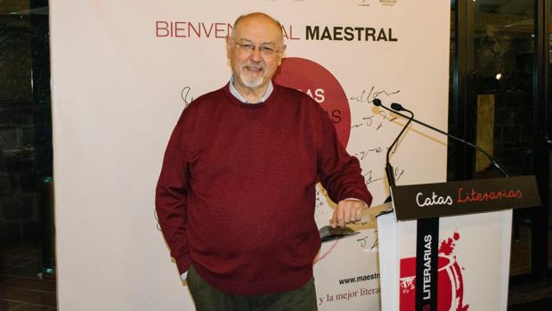 Juan Eslava Galán, durante la Velada Literaria Maestral en Alicante